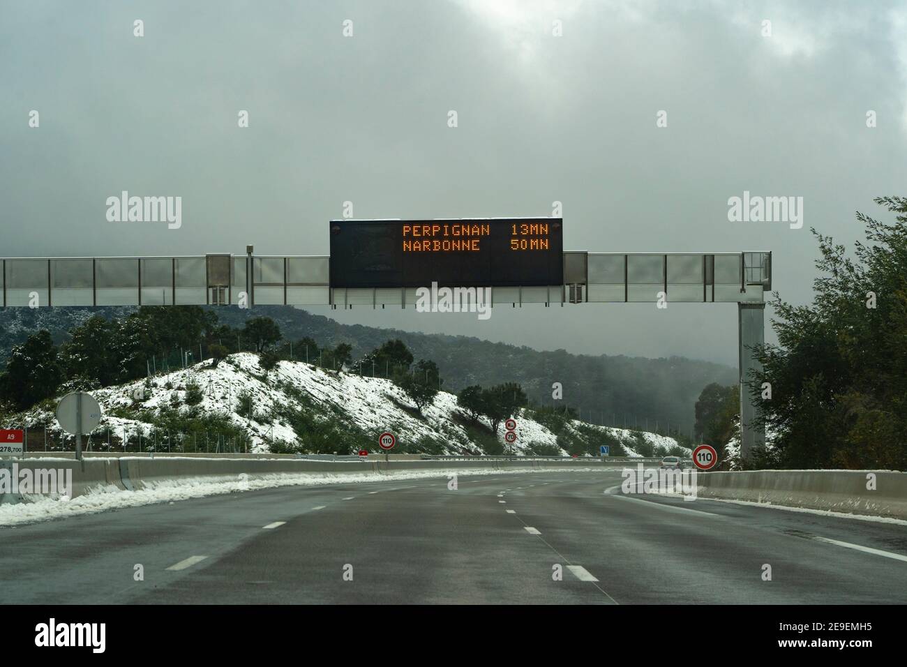 La Perthus : sur l'autoroute AP7/E15 entre l'Espagne et la France, janvier 2021. Près du Boulou Banque D'Images