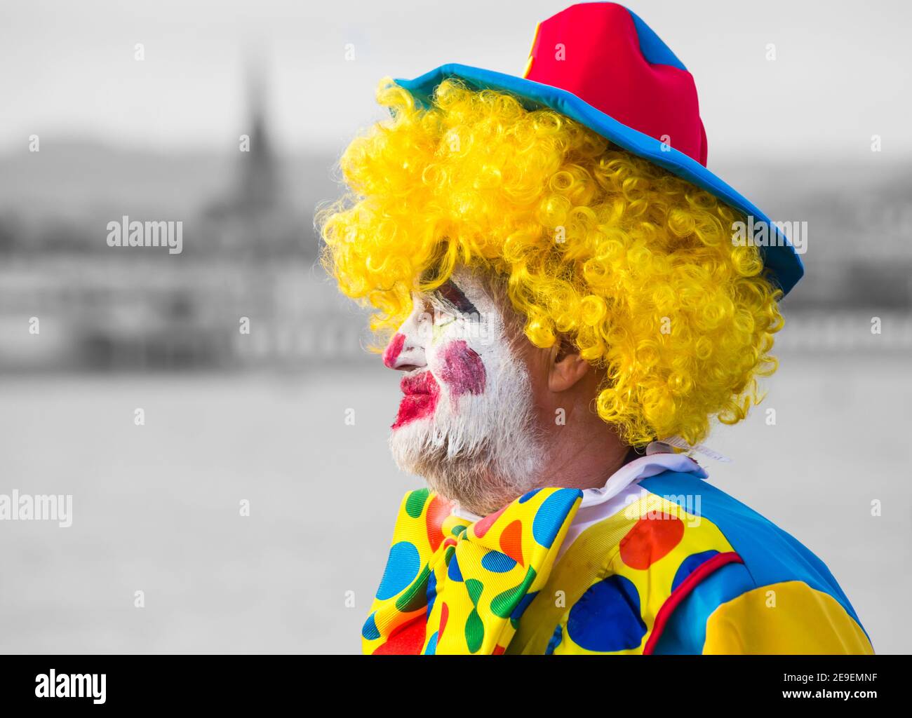 Colorful Clown participe au Carnaval de Weymouth à Weymouth, Dorset, Royaume-Uni, en août Banque D'Images
