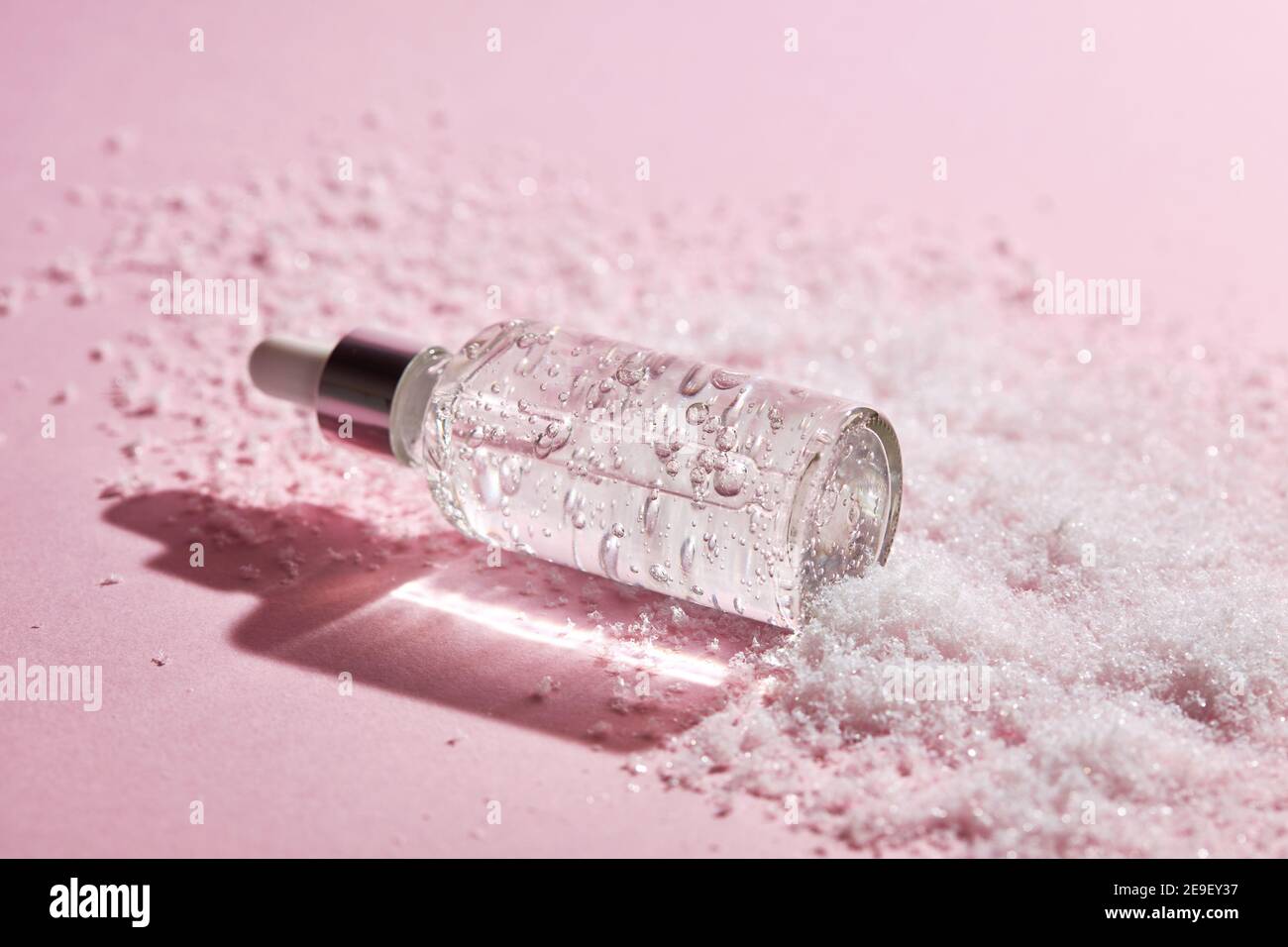 Sérum anti-âge dans un flacon en verre sur fond rose avec de la neige. Sérum  liquide facial avec collagène et peptides. Cosmétiques d'hiver pour peau  sèche Photo Stock - Alamy