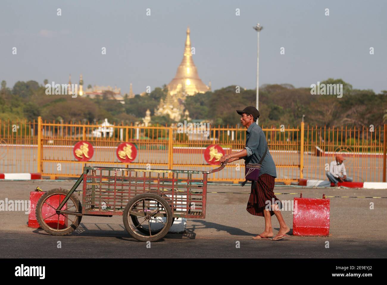 Yangon, Myanmar. 4 février 2021. Un homme pousse une charrette devant la place du peuple à Yangon, au Myanmar, le 4 février 2021. Credit: Zhang Dongqiang/Xinhua/Alamy Live News Banque D'Images