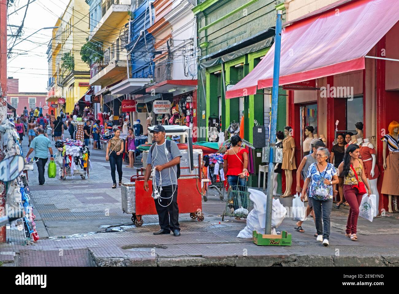 Magasins et commerces dans une rue commerçante animée du centre-ville de la capitale Manaus, Amazonas, Brésil Banque D'Images