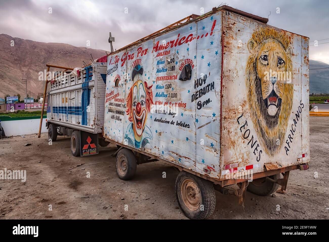 Ocona, Pérou - le 18 août 2010 : un camion de cirque ancien de style ramilles peint à la main et vu stationné dans une station-service sur la route d'Arequipa Banque D'Images