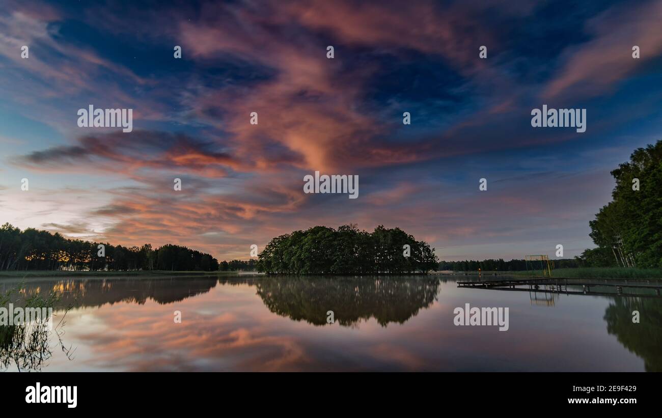 Spectaculaire, beau, incroyable calme grammatical coloré ciel lac de Bridvaisis en Lituanie. Banque D'Images