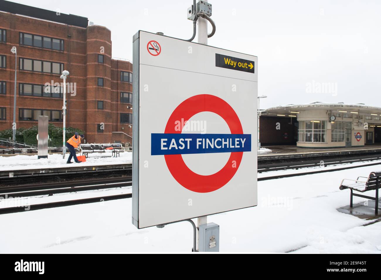 Neige de Londres. Gare de Finchley est, Northern Line. 24 janvier 2021. NB AUCUN FORMULAIRE DE CONSENTEMENT POUR LES PERSONNES EN PHOTOS Banque D'Images