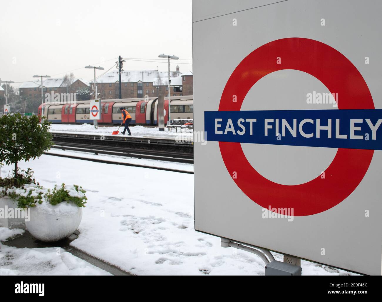 Neige de Londres. Gare de Finchley est, Northern Line. 24 janvier 2021. NB AUCUN FORMULAIRE DE CONSENTEMENT POUR LES PERSONNES EN PHOTOS Banque D'Images
