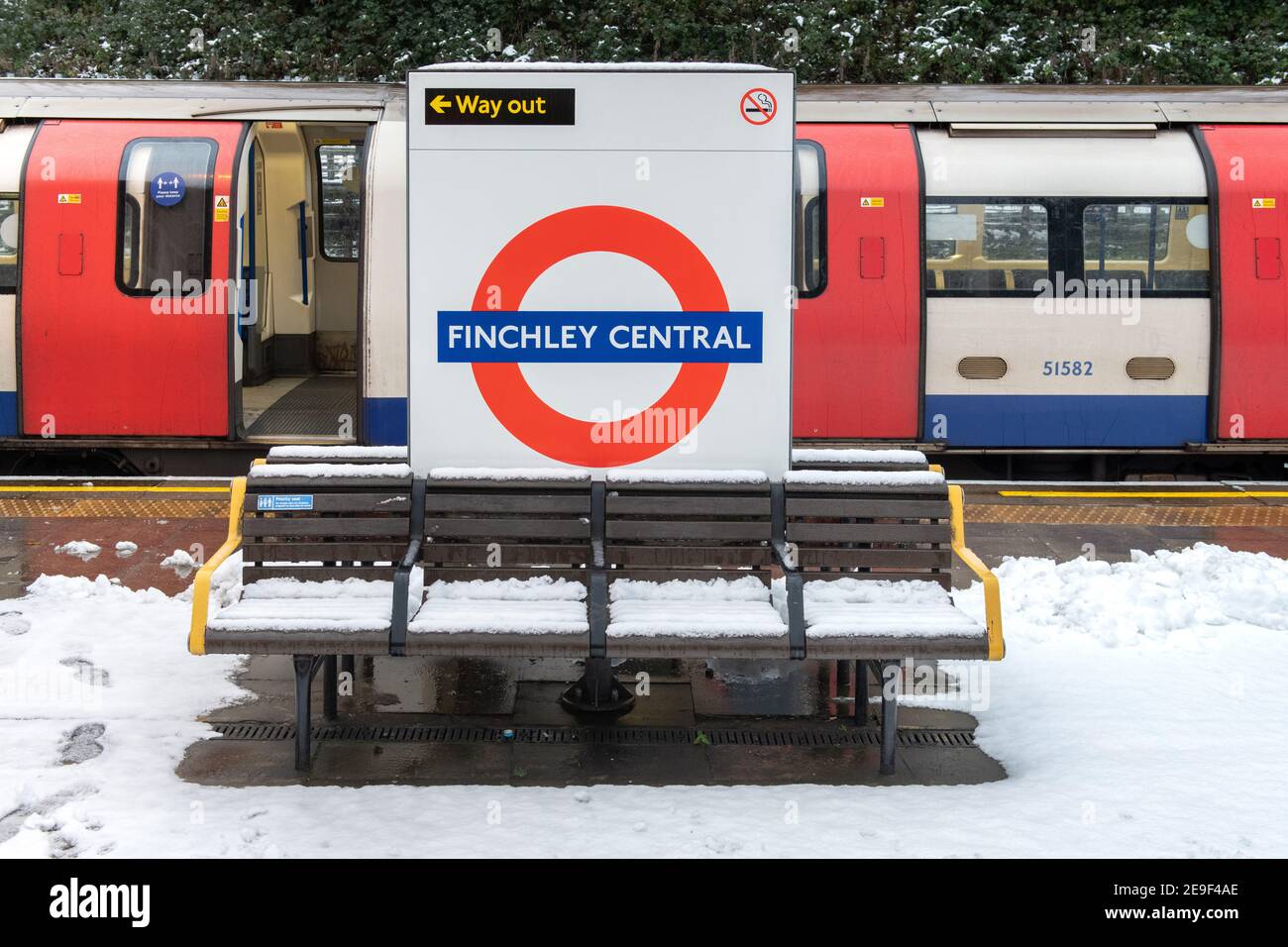 Neige de Londres. Finchley Central, Northern Line. 24 janvier 2021. Banque D'Images