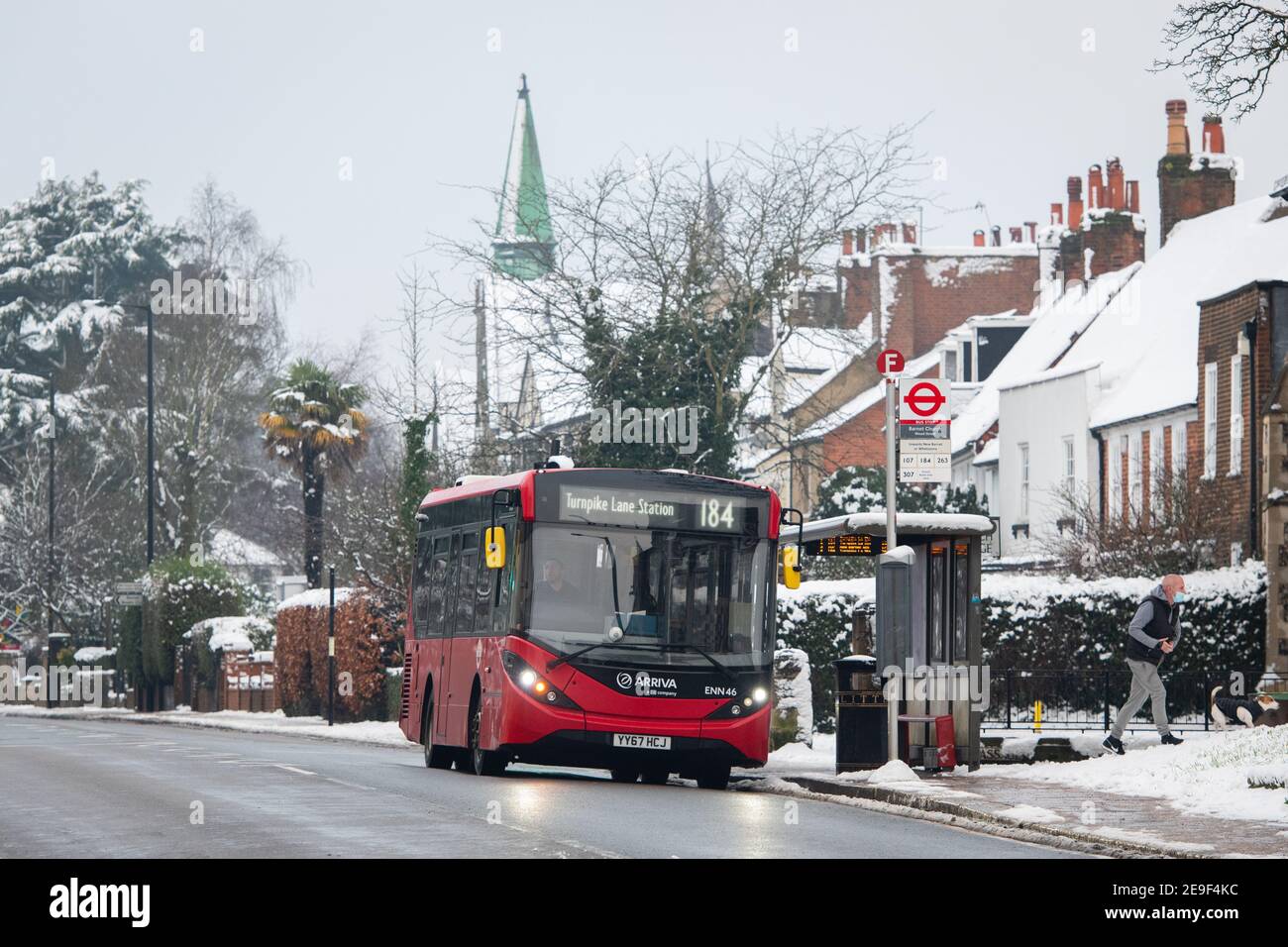 Neige de Londres. Arrêt de bus de l'église Barnett, Wood Street, Barnett. 24 janvier 2021. NB AUCUN FORMULAIRE DE CONSENTEMENT POUR LES PERSONNES EN PHOTOS Banque D'Images