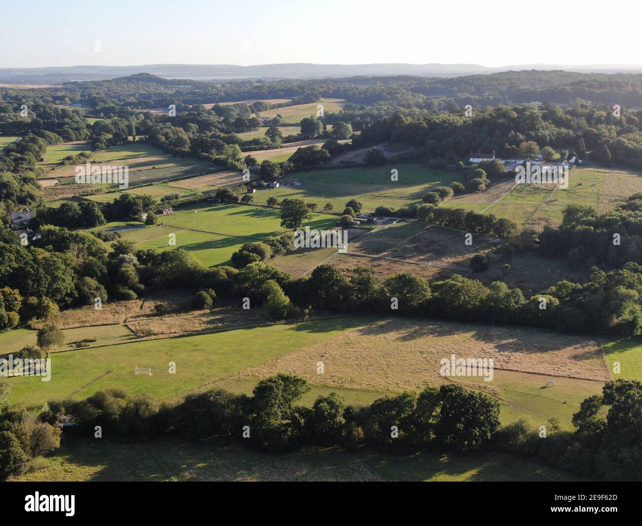 Vue aérienne de la charmante campagne vallonnée à Dorset, Angleterre, royaume-uni en été Banque D'Images