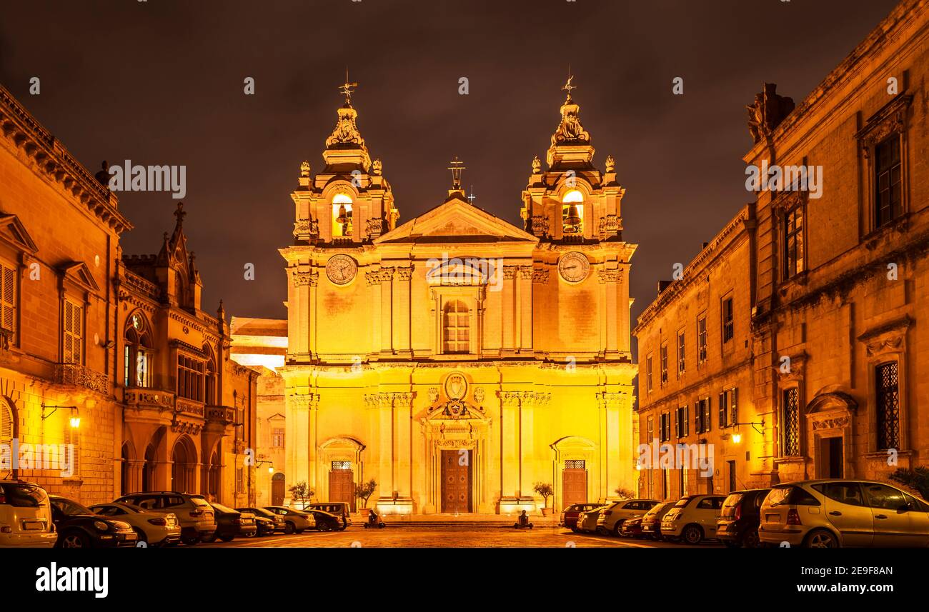 Cathédrale Saint-Pierre et Saint-Paul, place Saint-Paul à Mdina la nuit, au centre de l'île de Malte Banque D'Images