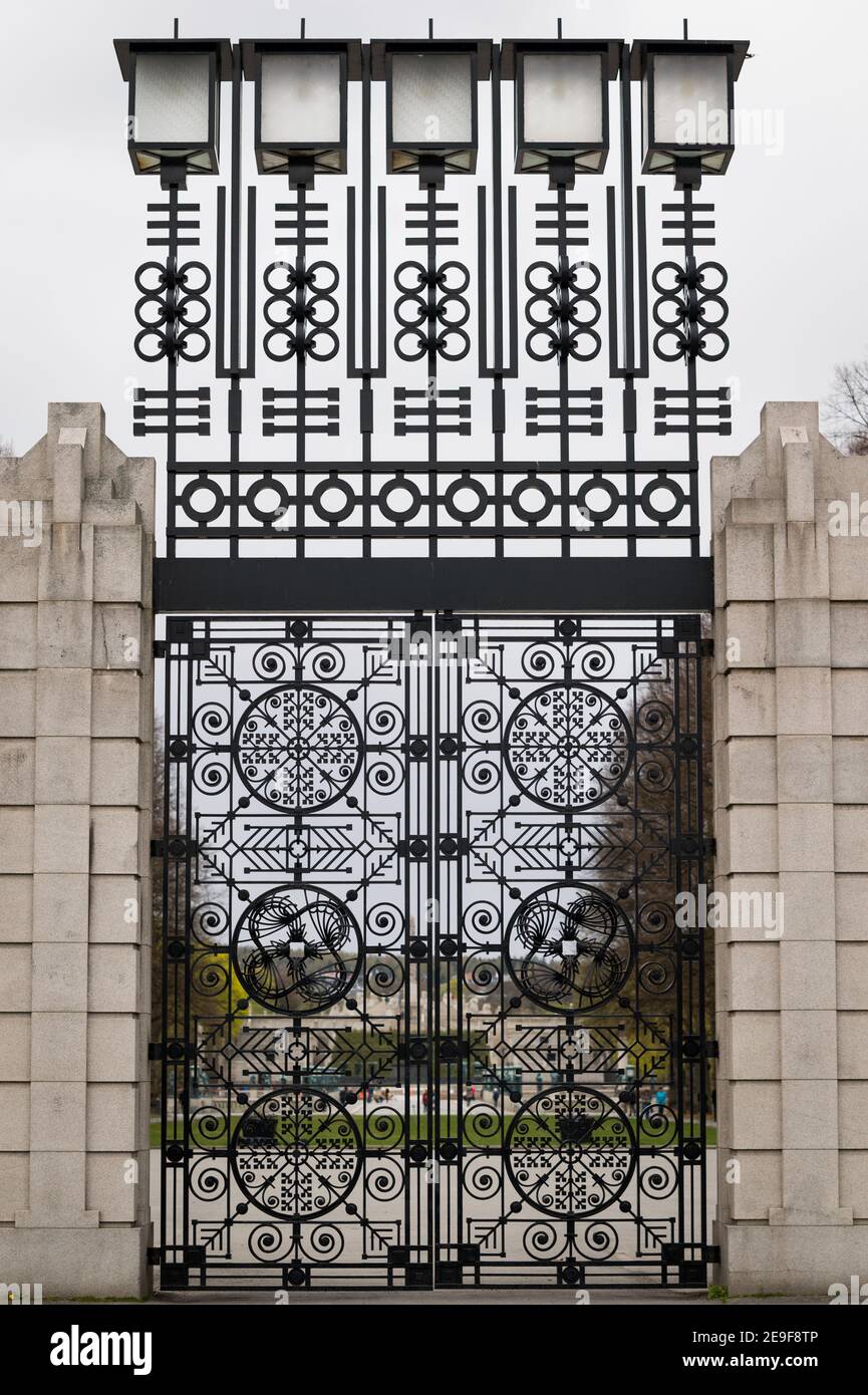 Portes en fer forgé par Gustav Vigeland à Frognerparken, Kirkeveien, Oslo, Norvège. Banque D'Images