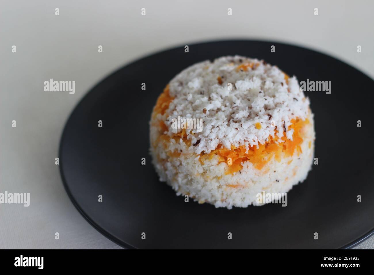 Puttu de carottes. Une variété de gâteau à la vapeur de riz Kerala en ajoutant des carottes râpées avec de la farine de riz et un mélange de noix de coco râpée Banque D'Images