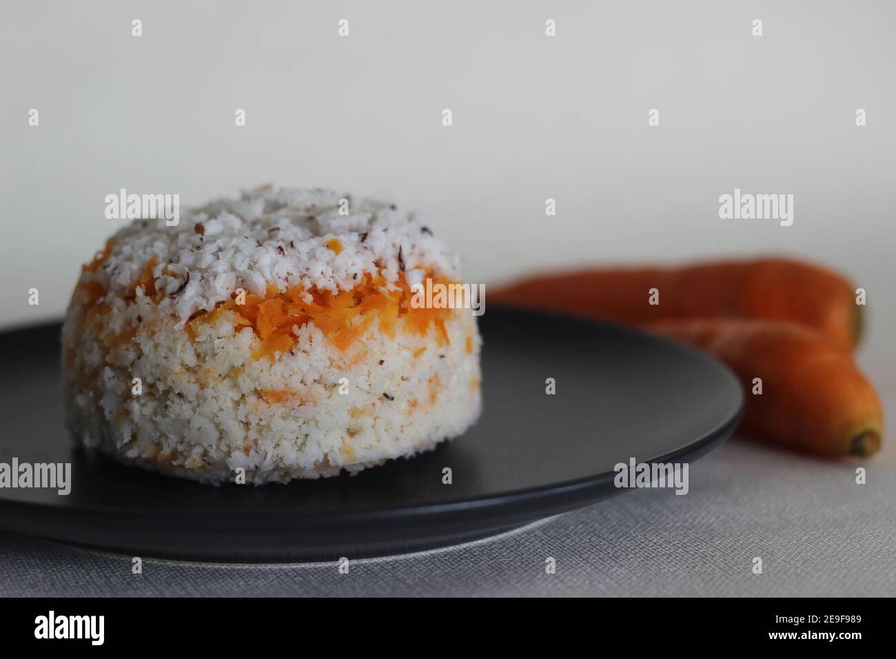 Puttu de carottes. Une variété de gâteau à la vapeur de riz Kerala en ajoutant des carottes râpées avec de la farine de riz et un mélange de noix de coco râpée Banque D'Images