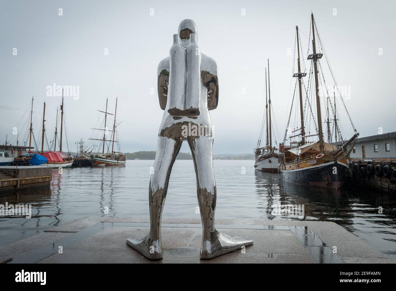 Statue de plongeur 'Tykkaren' d'Ola Enstad, Honnørbrygge, Rådhusbrygge, Oslo, Norvège. Banque D'Images