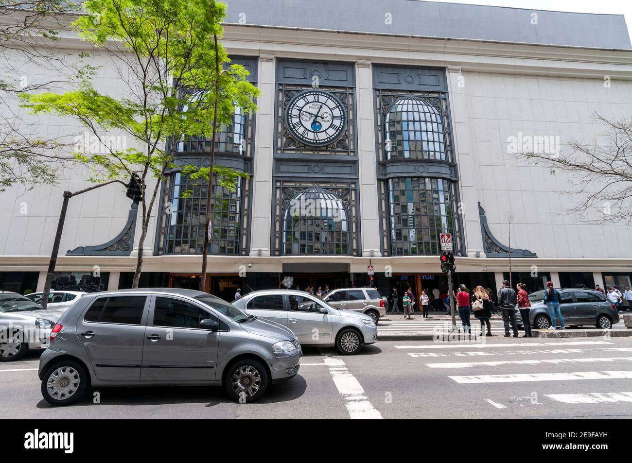 Patiio Paulista Shopping Mall, un centre commercial de luxe sur Rua Treze de Maio à Sao Paulo, Brésil. Banque D'Images