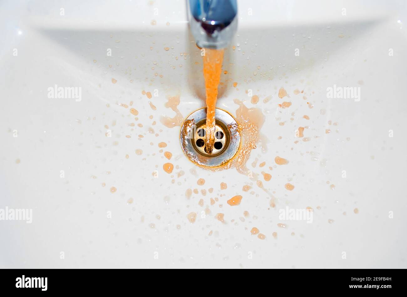 Rouille s'écoulant du robinet dans la salle de bains. Le concept du  problème est l'eau sale Photo Stock - Alamy