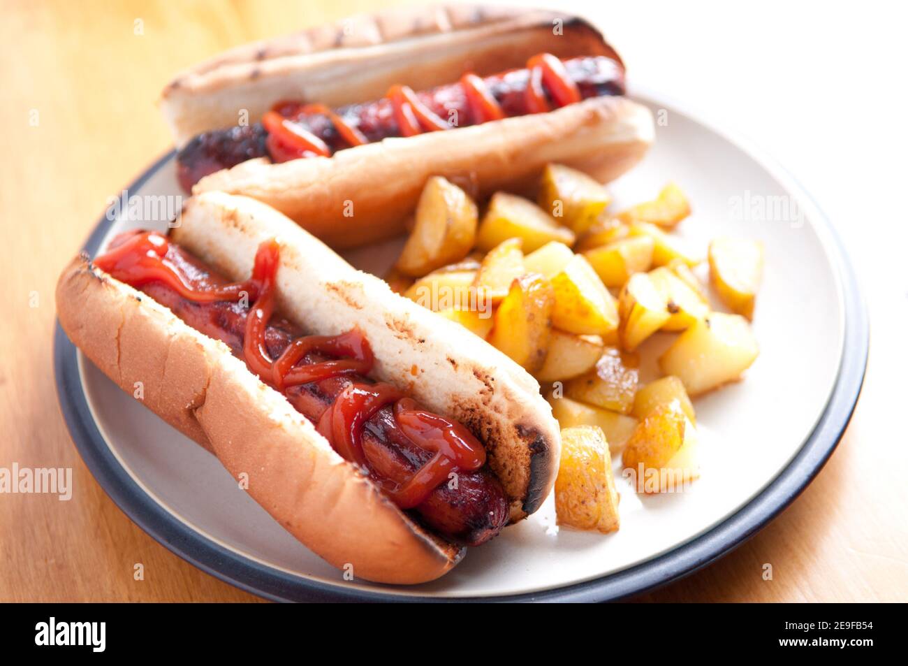 hot-dogs et haschbrowns pour barbecue Banque D'Images
