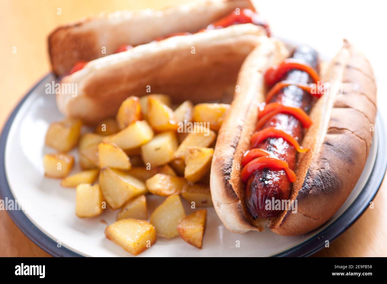 hot-dogs et haschbrowns pour barbecue Banque D'Images