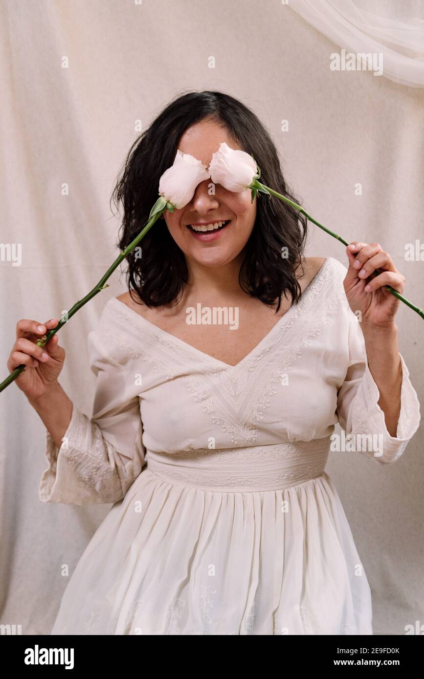 portrait de femme élégant en studio avec robe blanche et robe blanche  délicate et look naturel. toile de fond. sourire et s'amuser Photo Stock -  Alamy