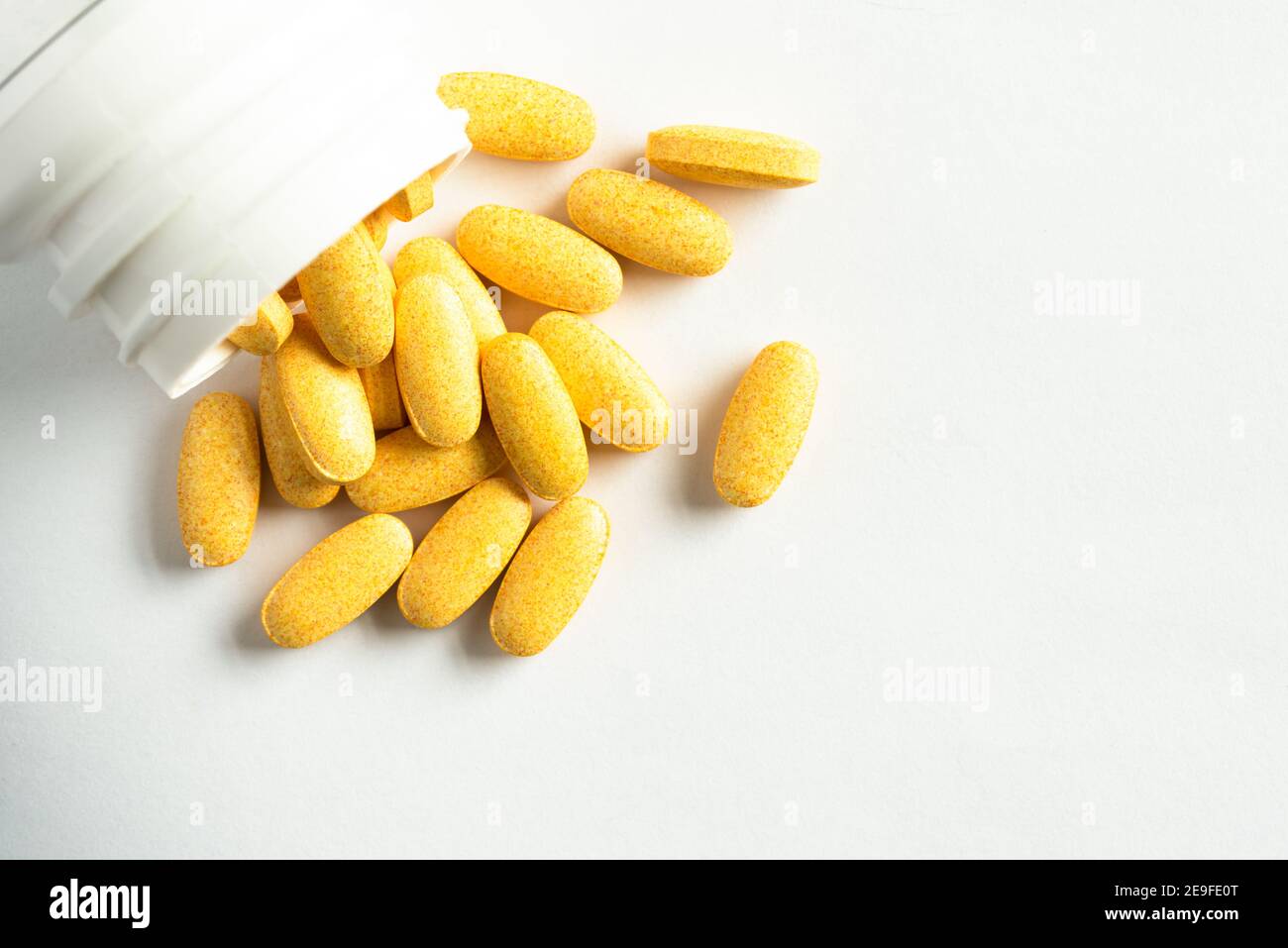 Suppléments complexes de vitamine B déversés d'une bouteille Banque D'Images