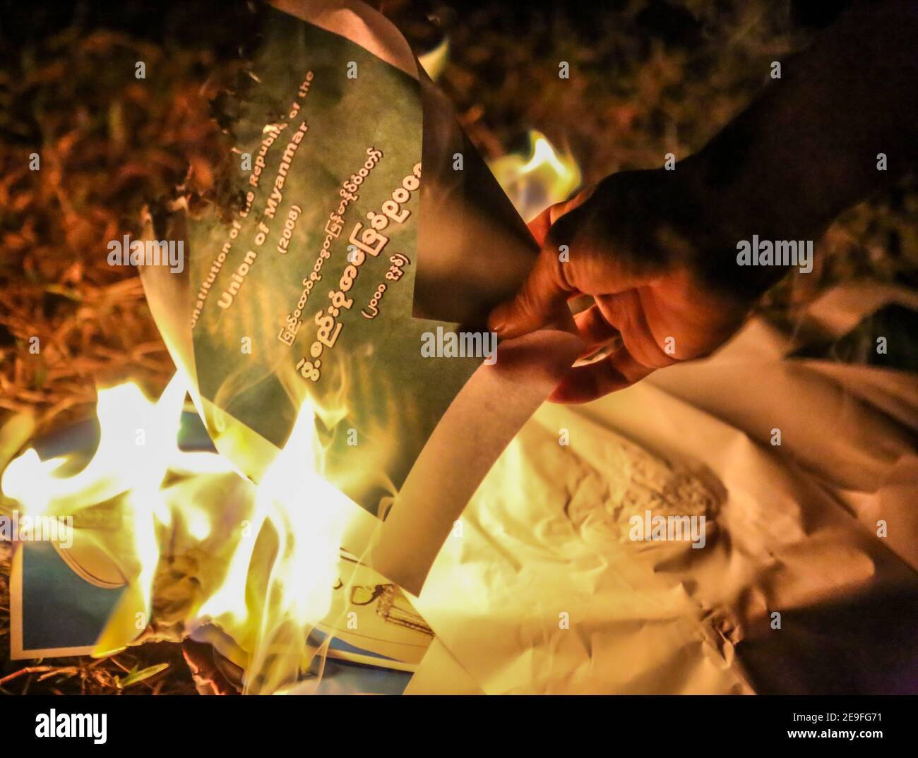 Portrait en feu du commandant en chef de l'armée birmane min Aung Hlaing pour protester contre le coup d'État militaire.l'armée du Myanmar est détenue par le conseiller d'État du Myanmar Aung San Suu Kyi le 01 février, 2021 et a déclaré l'état d'urgence tout en prenant le pouvoir dans le pays pendant un an après avoir perdu l'élection contre la Ligue nationale pour la démocratie (NLD). Banque D'Images