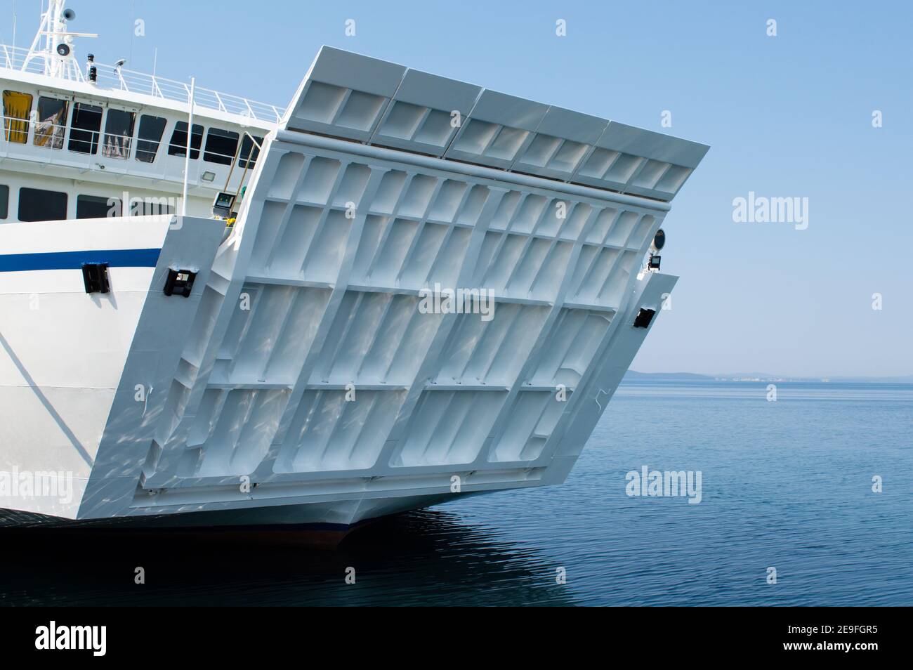 Détail du ferry blanc pour passagers et voitures avec rampe entièrement fermée et pont de contrôle, mer Adriatique, Croatie Banque D'Images