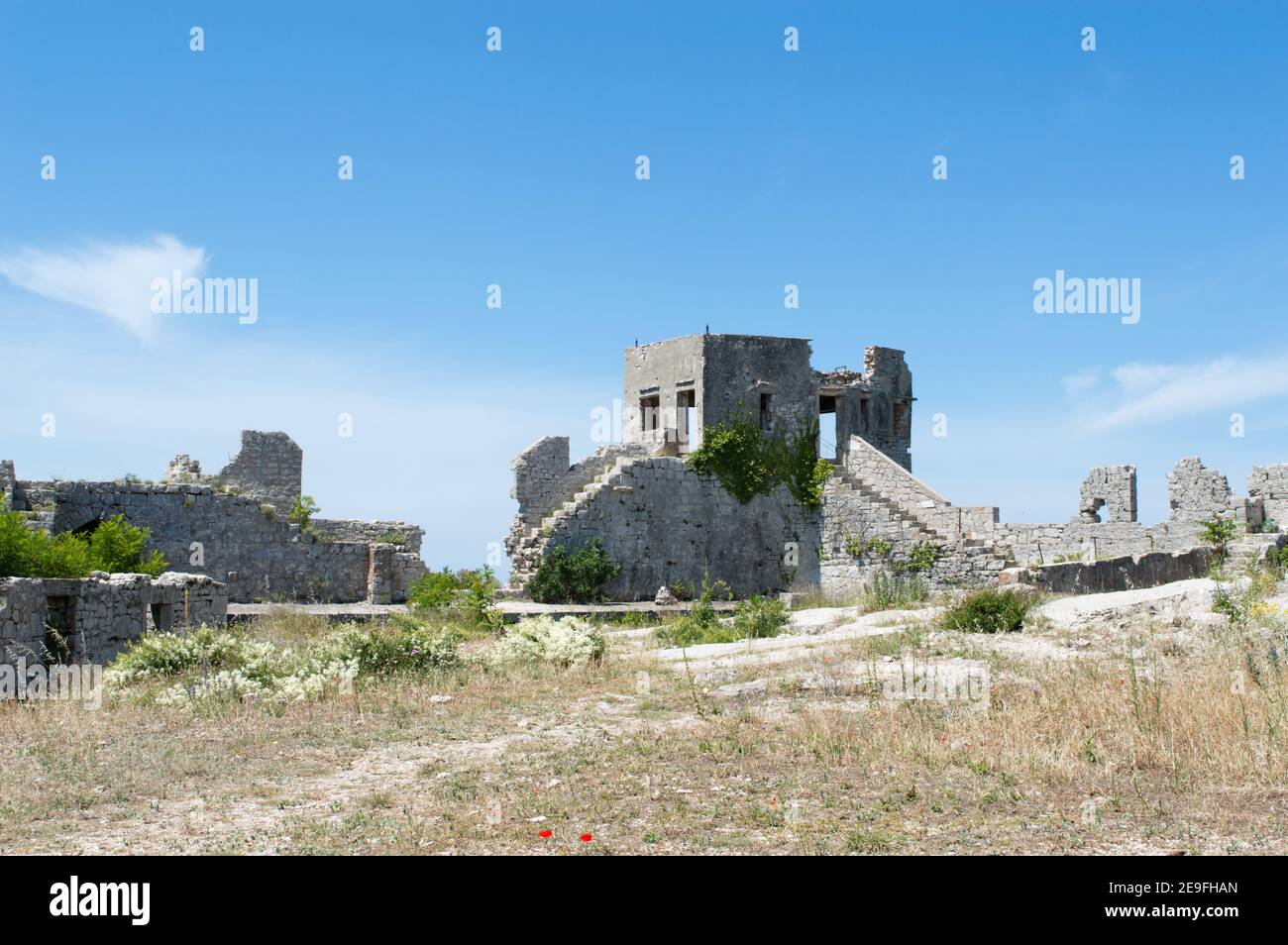 Ruines médiévales de la forteresse St Michel sur la colline au-dessus de la ville de Preko, île d'Ugljan, Croatie Banque D'Images