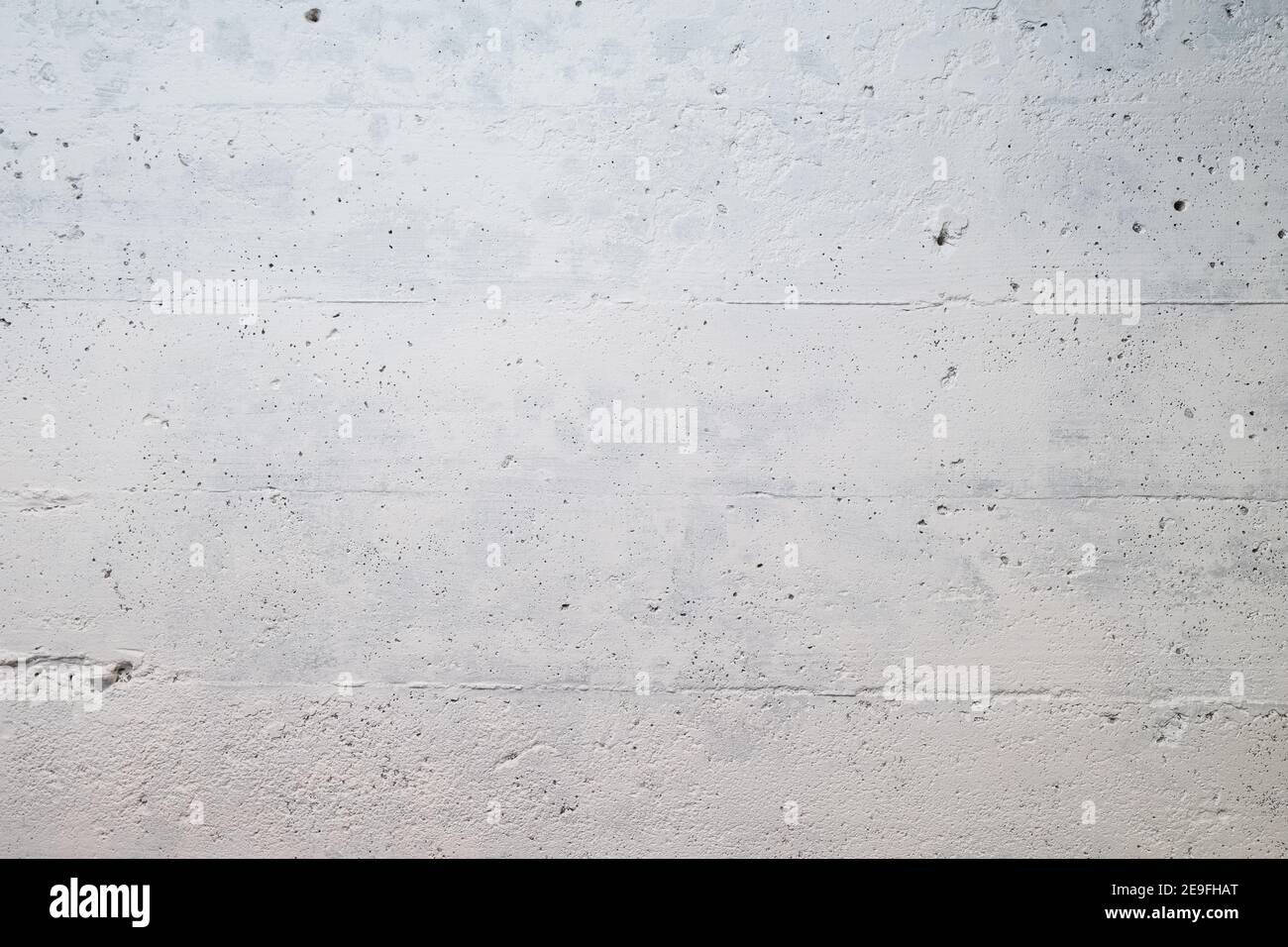 Photographie d'un mur en béton dans un sous-sol peint en blanc Banque D'Images