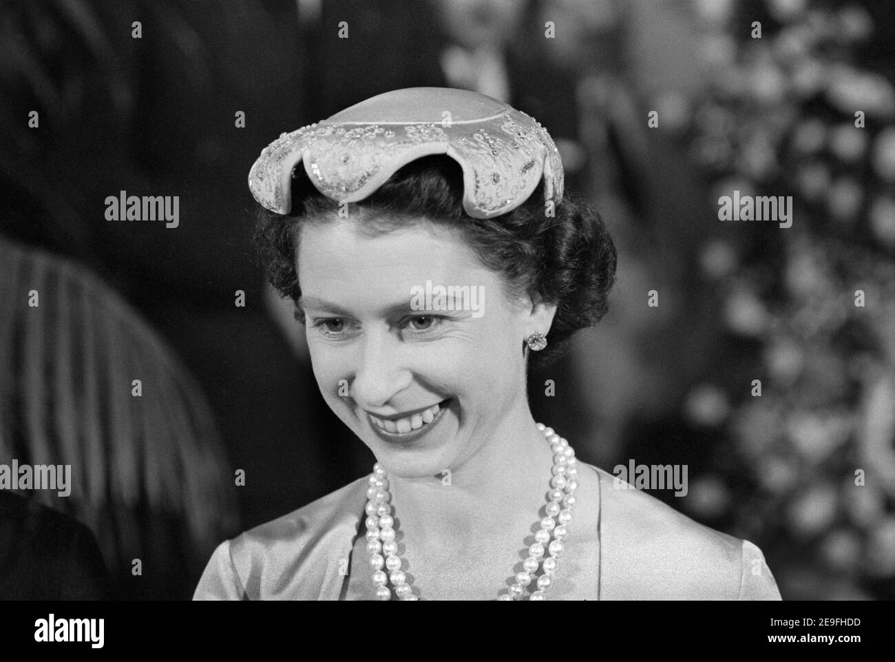 Queen Elizabeth II, Portrait de la tête et des épaules lors de la visite à Washington, D.C., États-Unis, Warren K. Leffler, 17 octobre 1957 Banque D'Images