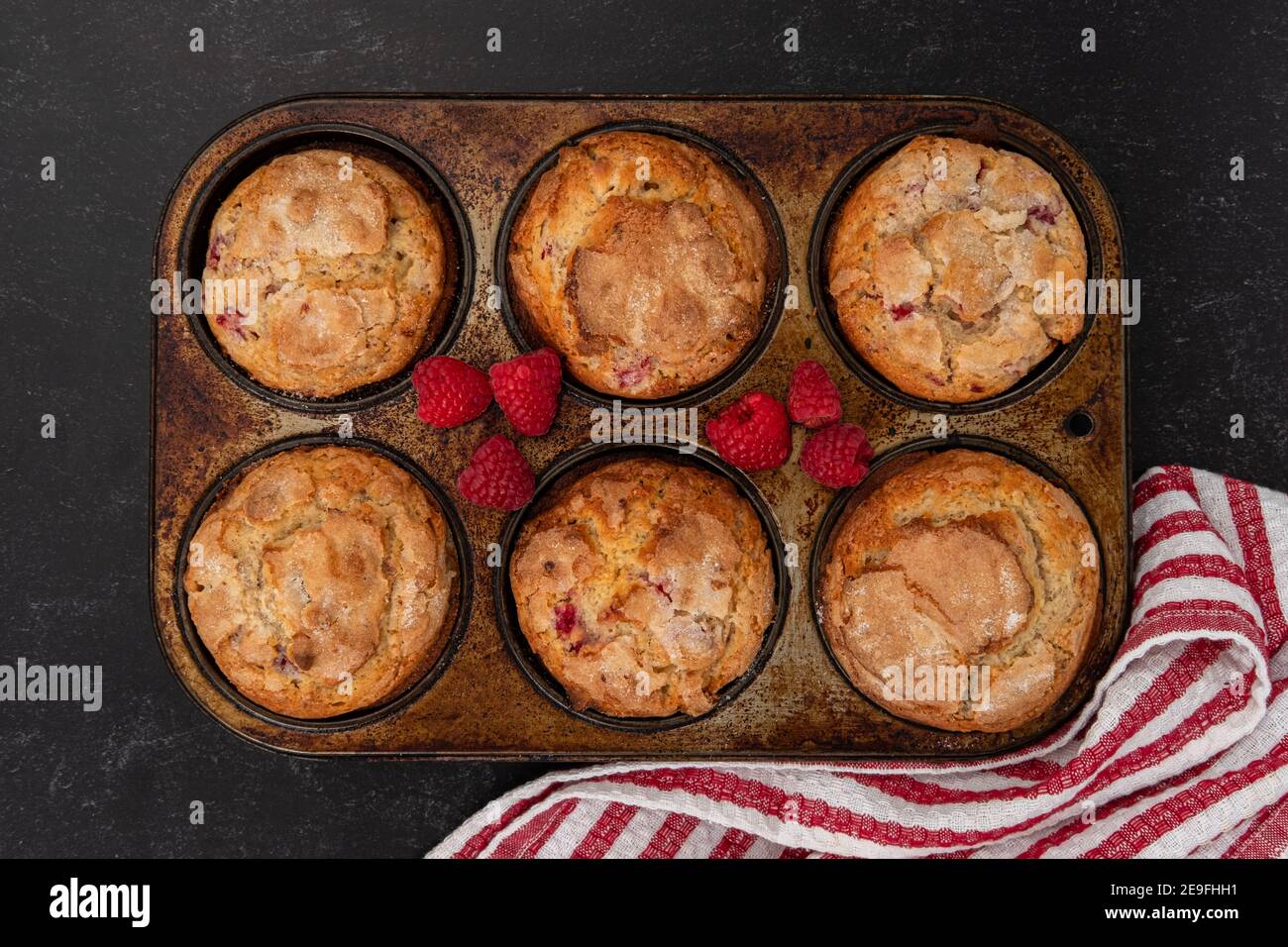 Muffins aux framboises dans un moule à refroidir sur le comptoir Banque D'Images