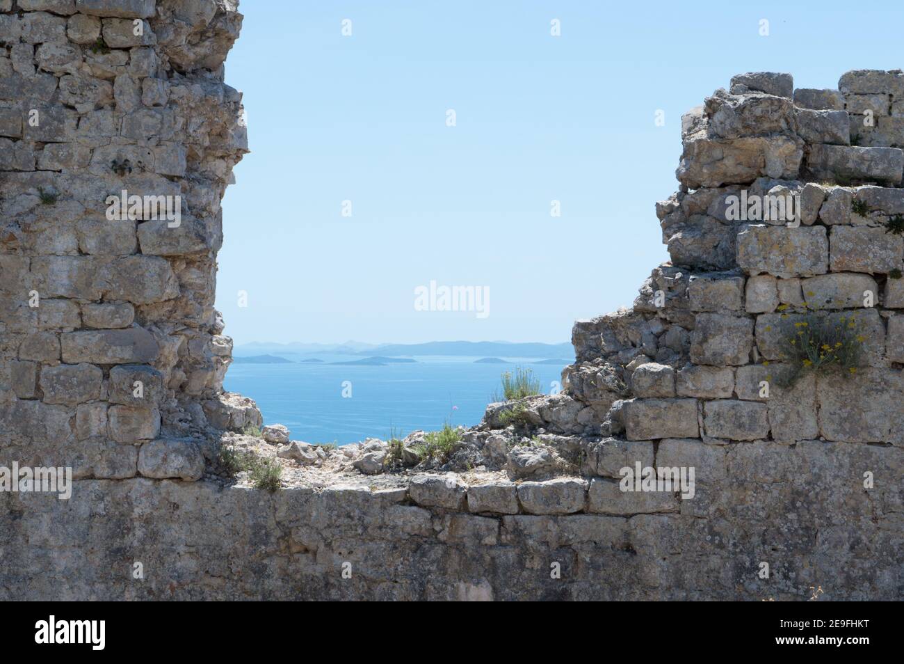 Vue magnifique sur l'archipel des îles croates depuis les ruines médiévales de la forteresse St Michel sur la colline au-dessus de la ville de Preko, Croatie Banque D'Images