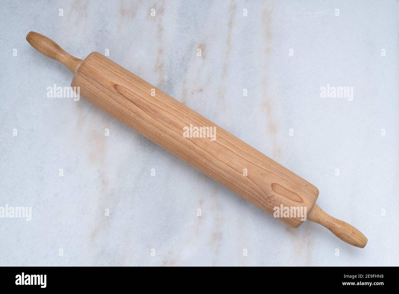 Une photographie d'un rouleau en bois de boulanger sur un plaque de marbre pâtissier Banque D'Images