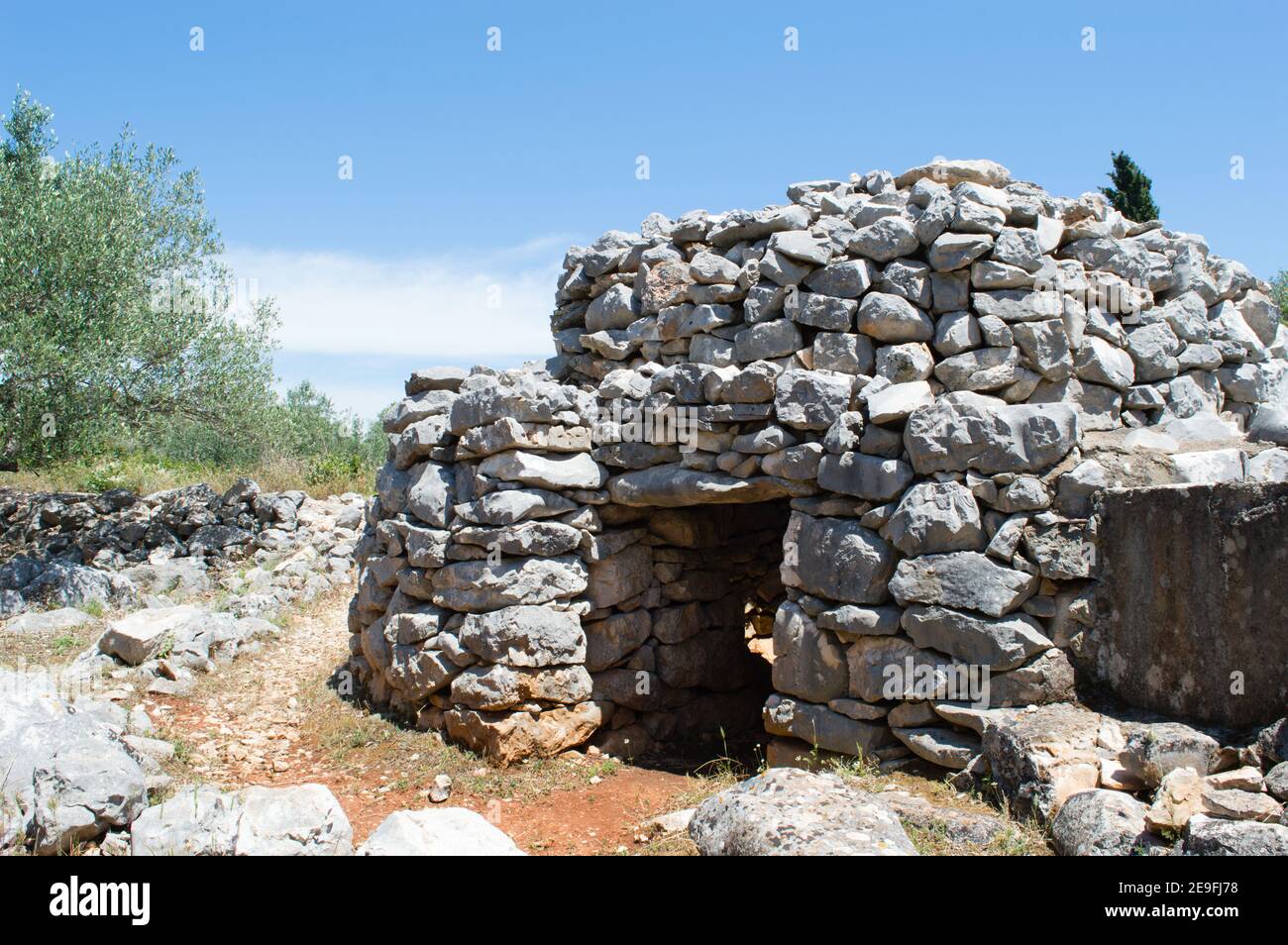 Petite maison en pierre et abri avec entrée construite dans la technique de la construction de mur sec, patrimoine immatériel de l'UNESCO, en Croatie Banque D'Images