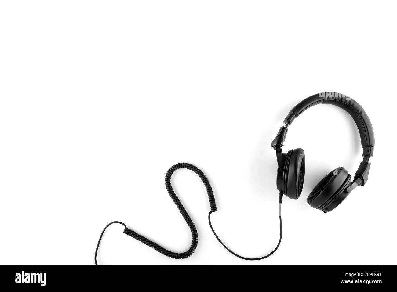 Casque noir avec fil sur fond blanc. Banque D'Images