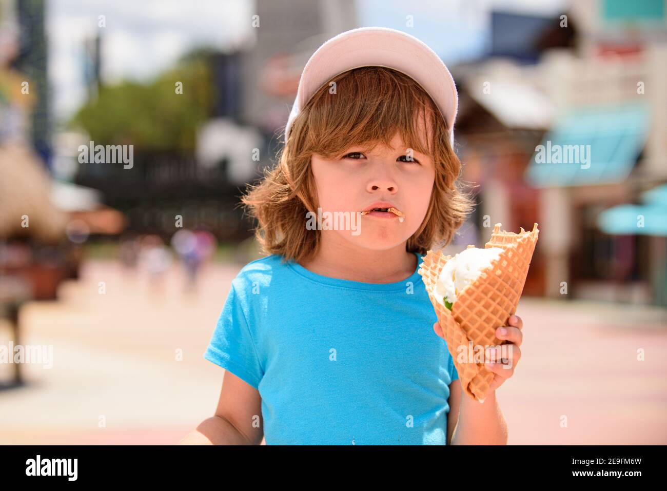 Peu De Beau Garcon Mange Icecream Photo Stock Alamy