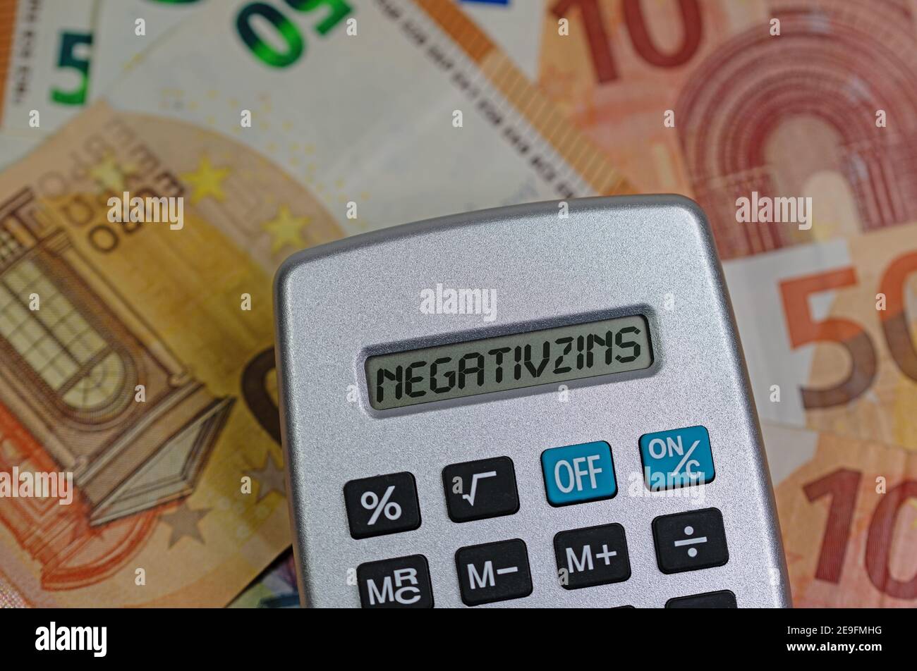 Calculatrice avec le texte 'Negativzins', traduction 'intérêt négatif' sur les billets de banque Banque D'Images