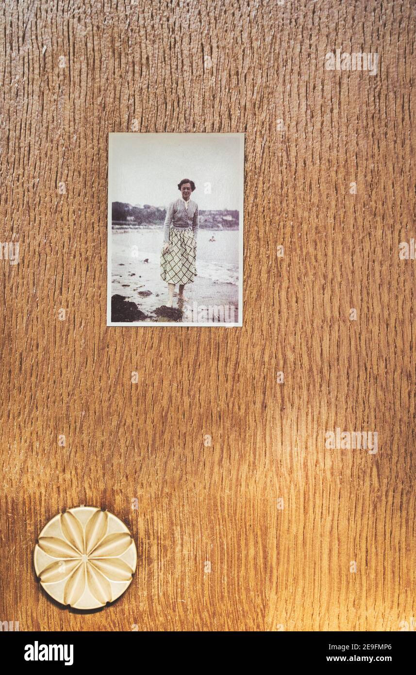 Juste au-dessus de la photographie des années 1950 de la jeune femme en jupe et gilet pagayant sur la plage. Concept de insouciance, de liberté, de nostalgie Banque D'Images