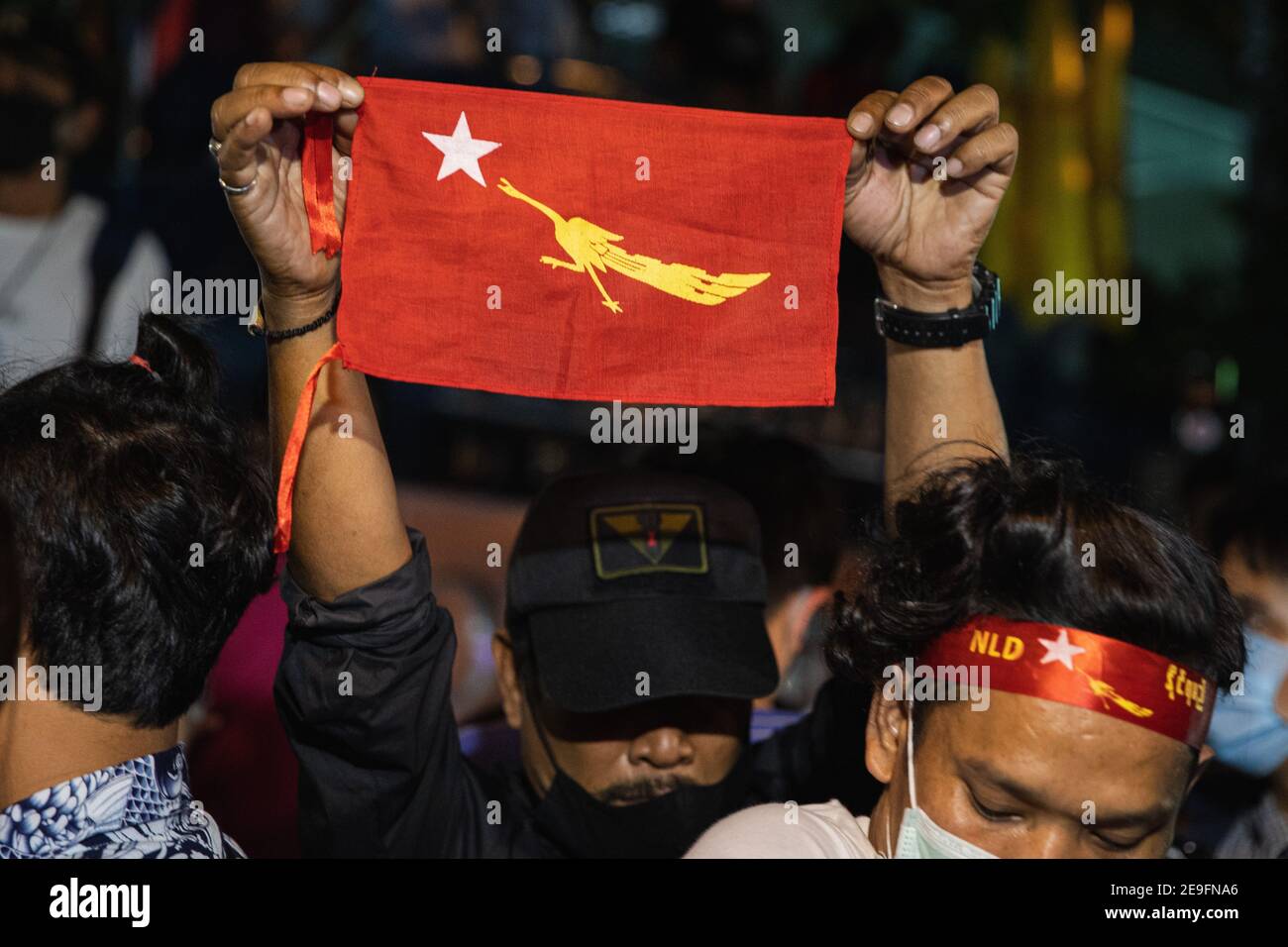 Bangkok, Thaïlande. 4 février 2020. Un manifestant a soulevé le drapeau d'Aung San tout en manifestant contre le coup d'Etat militaire.les manifestants du Myanmar se sont rassemblés devant l'ambassade du Myanmar à Bangkok. Après que l'armée du Myanmar ait organisé un coup d'État qui a placé le président en détention, Win Myint et aussi le chef de facto, Aung San Suu Kyi. Les manifestants chantent Kabar Ma Kyay BU (adaptation Song of Dust in the wind by Kansas), allument des bougies et saluent avec trois doigts la restauration de la démocratie au Myanmar. Credit: Varuth Pongsaponwatt/SOPA Images/ZUMA Wire/Alay Live News Banque D'Images