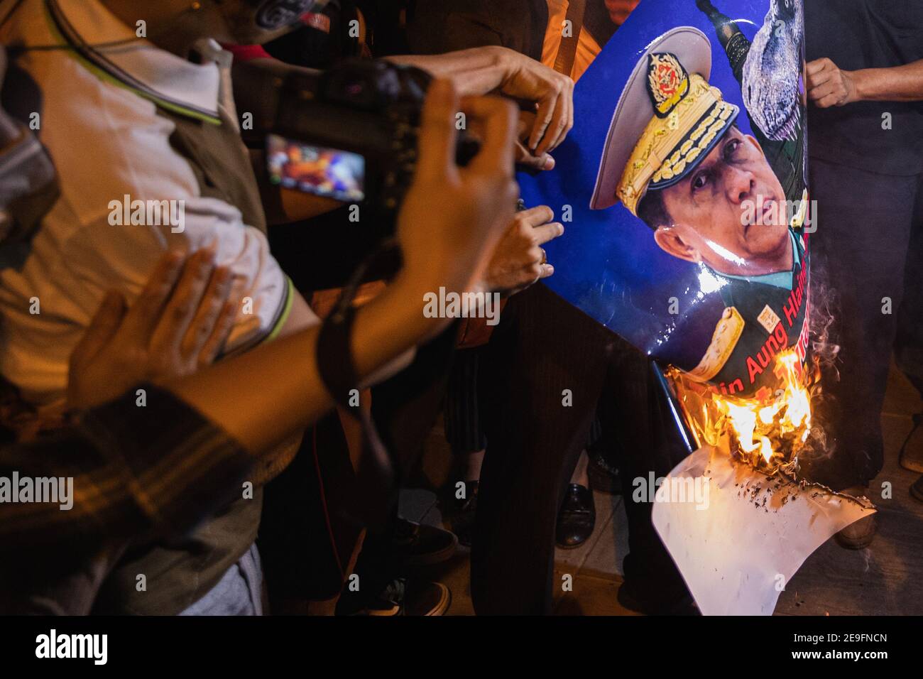 Bangkok, Thaïlande. 4 février 2020. Des manifestants ont brûlé la bannière de min Aung Hlaing tout en manifestant contre le coup d'État militaire.les manifestants du Myanmar se sont rassemblés devant l'ambassade du Myanmar à Bangkok. Après que l'armée du Myanmar ait organisé un coup d'État qui a placé le président en détention, Win Myint et aussi le chef de facto, Aung San Suu Kyi. Les manifestants chantent Kabar Ma Kyay BU (adaptation Song of Dust in the wind by Kansas), allument des bougies et saluent avec trois doigts la restauration de la démocratie au Myanmar. Credit: Varuth Pongsaponwatt/SOPA Images/ZUMA Wire/Alay Live News Banque D'Images