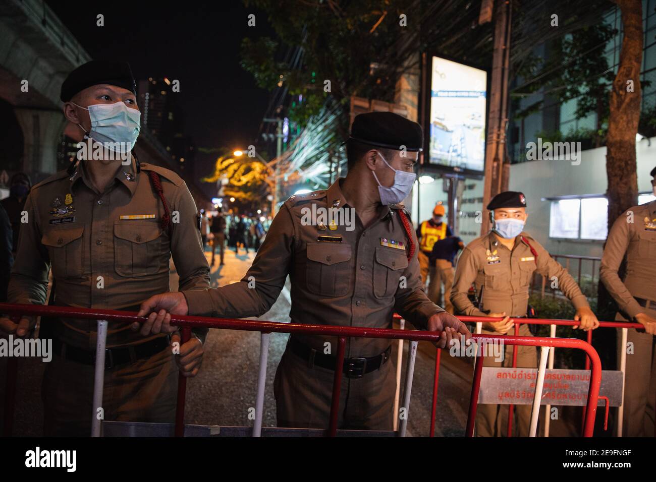 Bangkok, Thaïlande. 4 février 2020. La police thaïlandaise crée des barricades Ambassade du Myanmar pendant la manifestation contre le coup d'Etat militaire.des manifestants du Myanmar se sont rassemblés devant l'Ambassade du Myanmar à Bangkok. Après que l'armée du Myanmar ait organisé un coup d'État qui a placé le président en détention, Win Myint et aussi le chef de facto, Aung San Suu Kyi. Les manifestants chantent Kabar Ma Kyay BU (adaptation Song of Dust in the wind by Kansas), allument des bougies et saluent avec trois doigts la restauration de la démocratie au Myanmar. Credit: Varuth Pongsaponwatt/SOPA Images/ZUMA Wire/Alay Live News Banque D'Images