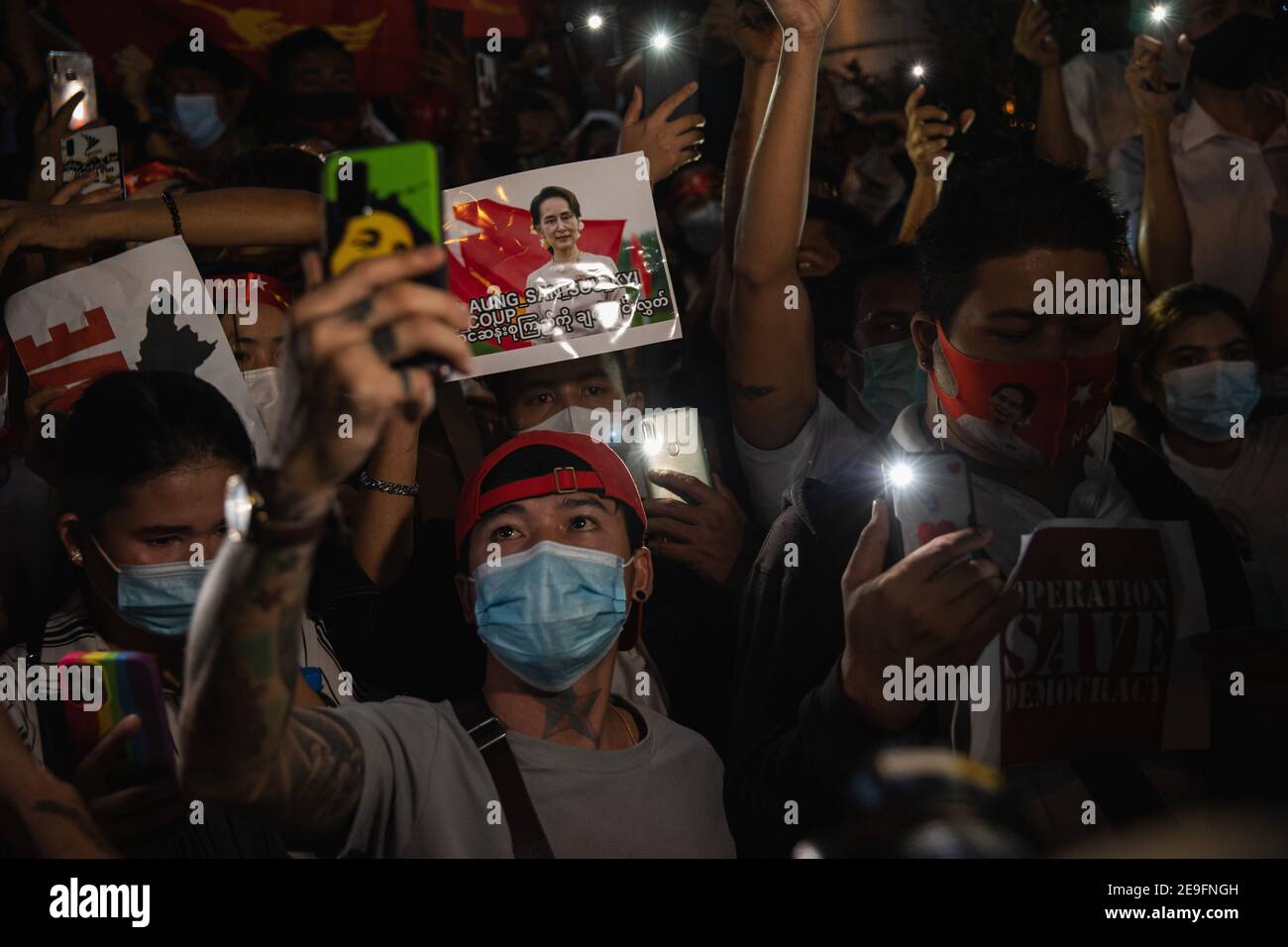 Bangkok, Thaïlande. 4 février 2020. Un manifestant tenant un portrait d'Aung San Suu Kyi tout en manifestant contre le coup d'État militaire.les manifestants du Myanmar se sont rassemblés devant l'ambassade du Myanmar à Bangkok. Après que l'armée du Myanmar ait organisé un coup d'État qui a placé le président en détention, Win Myint et aussi le chef de facto, Aung San Suu Kyi. Les manifestants chantent Kabar Ma Kyay BU (adaptation Song of Dust in the wind by Kansas), allument des bougies et saluent avec trois doigts la restauration de la démocratie au Myanmar. Credit: Varuth Pongsaponwatt/SOPA Images/ZUMA Wire/Alay Live News Banque D'Images