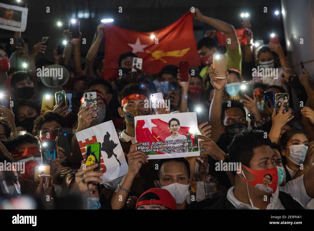 Bangkok, Thaïlande. 4 février 2020. Un manifestant portant un portrait et un drapeau d'Aung San Suu Kyi tout en manifestant contre le coup d'État militaire.les manifestants du Myanmar se sont rassemblés devant l'ambassade du Myanmar à Bangkok. Après que l'armée du Myanmar ait organisé un coup d'État qui a placé le président en détention, Win Myint et aussi le chef de facto, Aung San Suu Kyi. Les manifestants chantent Kabar Ma Kyay BU (adaptation Song of Dust in the wind by Kansas), allument des bougies et saluent avec trois doigts la restauration de la démocratie au Myanmar. Credit: Varuth Pongsaponwatt/SOPA Images/ZUMA Wire/Alay Live News Banque D'Images