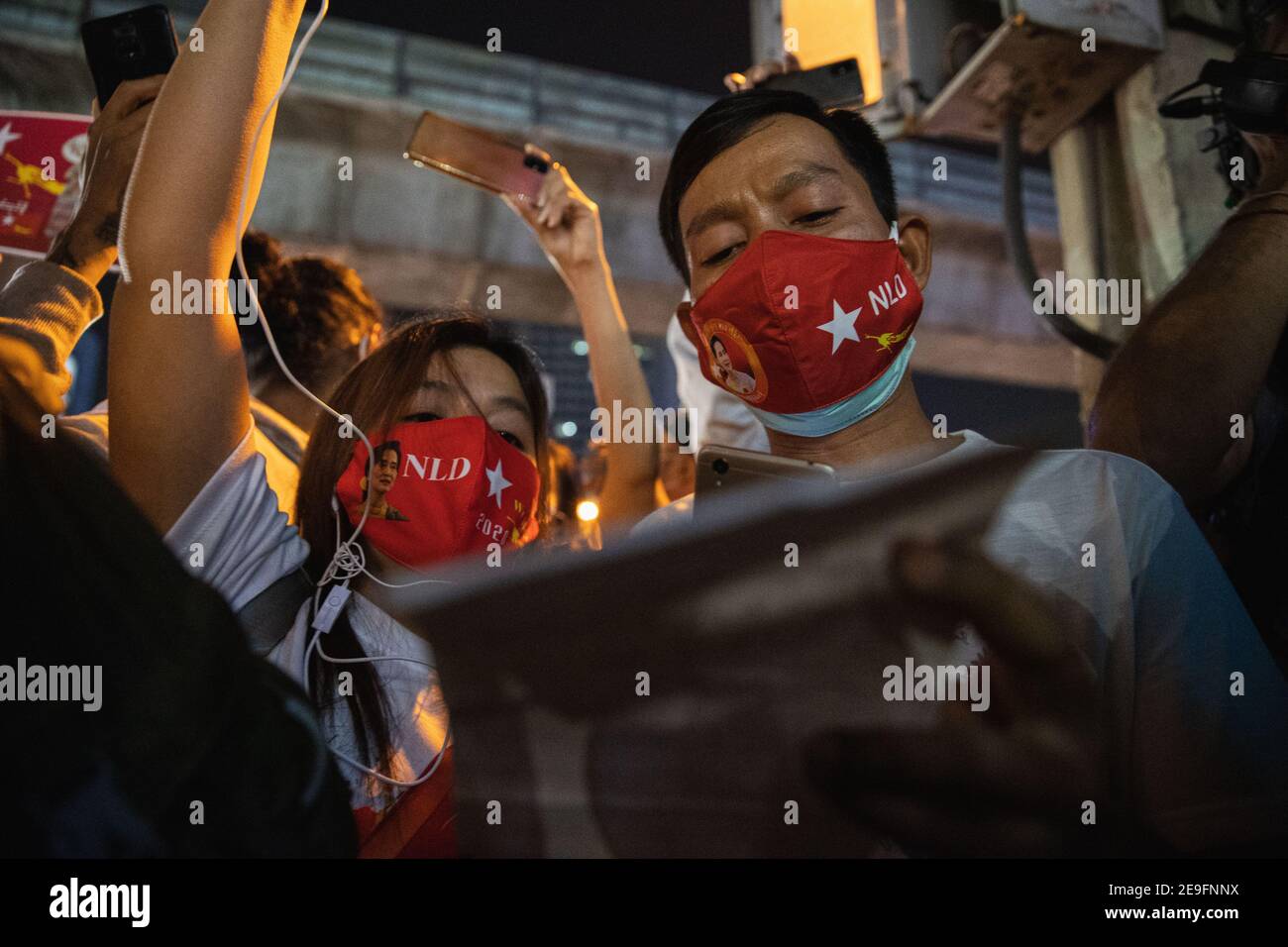 Bangkok, Thaïlande. 4 février 2020. Des manifestants chantant les paroles de Kabar Ma Kyay BU (adaptation Song of Dust in the wind by Kansas) tout en manifestant contre le coup d'État militaire.des manifestants du Myanmar se sont rassemblés devant l'ambassade du Myanmar à Bangkok. Après que l'armée du Myanmar ait organisé un coup d'État qui a placé le président en détention, Win Myint et aussi le chef de facto, Aung San Suu Kyi. Les manifestants chantent Kabar Ma Kyay BU (adaptation Song of Dust in the wind by Kansas), allument des bougies et saluent avec trois doigts la restauration de la démocratie au Myanmar. (Image crédit: © Varuth Pongsaponwatt/SOPA Imag Banque D'Images