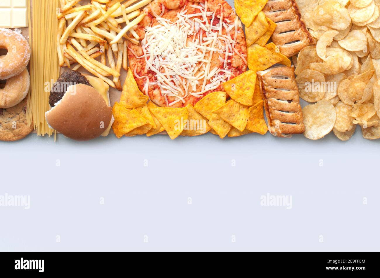La collection de fast-food comprend des frites, des pizzas, des hamburgers et des chips de tortilla avec espace de copie Banque D'Images