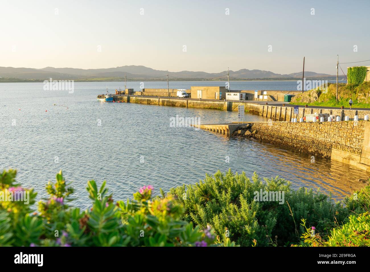 Vue sur le quai en pierre du port à l'aube Banque D'Images