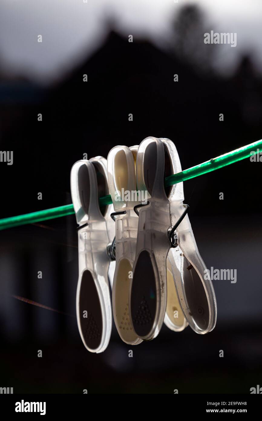 Angle, Bleu, vêtements, nuage - ciel, image couleur, couleurs, délavé, fragilité, couleur verte, préhension, horizontal, métal, ancien, Photographie, plastique, violet Banque D'Images