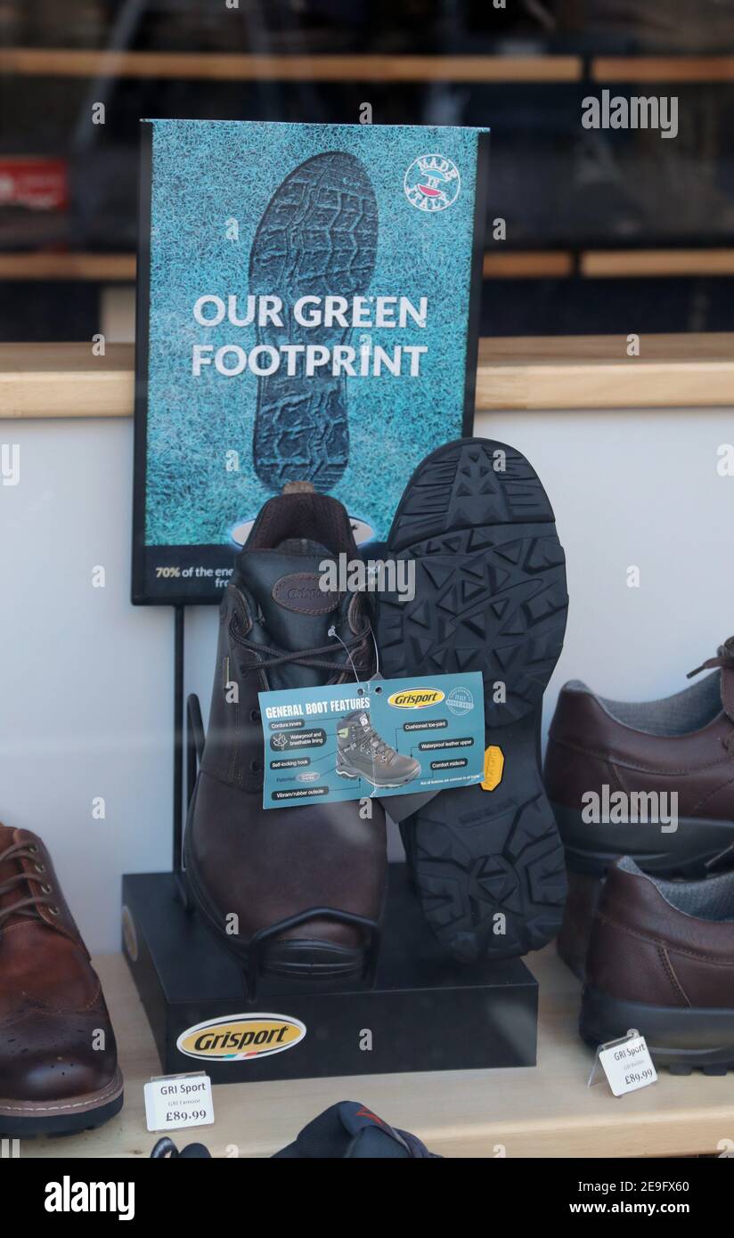 Chaussures de randonnée Grisport dans une vitrine Banque D'Images