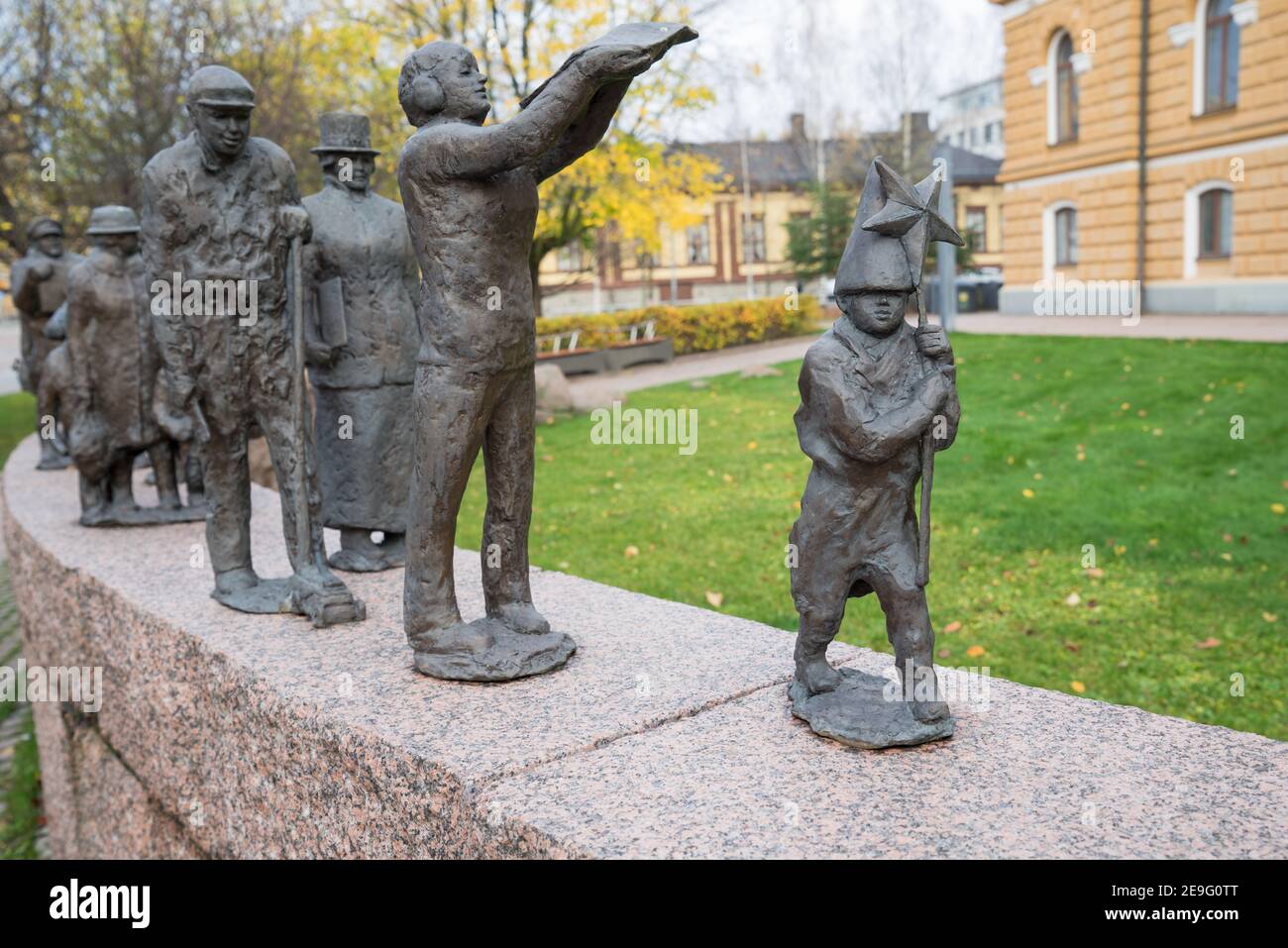 OULU, FINLANDE - 12 octobre 2020 : le passage du temps de la sculpture en bronze de Sanna Koivisto représente des personnes de différents siècles. Petit garçon d'arrivée marchant Banque D'Images