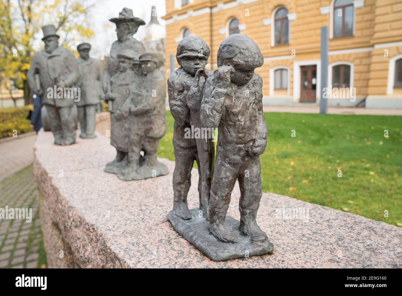 OULU, FINLANDE - 12 octobre 2020 : gros plan de la sculpture en bronze « passage du temps » de Sanna Koivisto dans le parc Maria Silfvan. Deux garçons de finition traditionnelle Banque D'Images