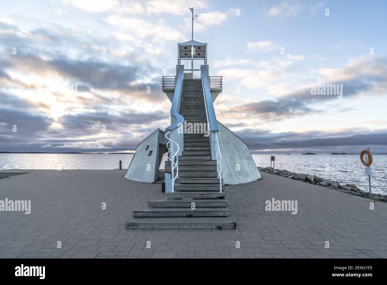 Phare symétrique à Nallikari, Oulu, Finlande. Vue panoramique en soirée sur la mer Baltique avec nuages. Beaux escaliers à la tour d'observation à la fin Banque D'Images