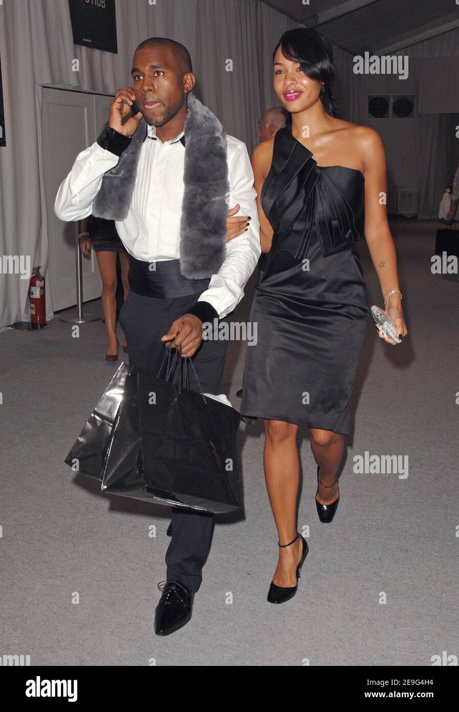 Kanye West et son fiancé Alexis arrivent au Zac Posen Spring 2007 dans le  cadre de la Olympus Fashion week, qui s'est tenue à Bryant Park à New York  City, NY, USA,